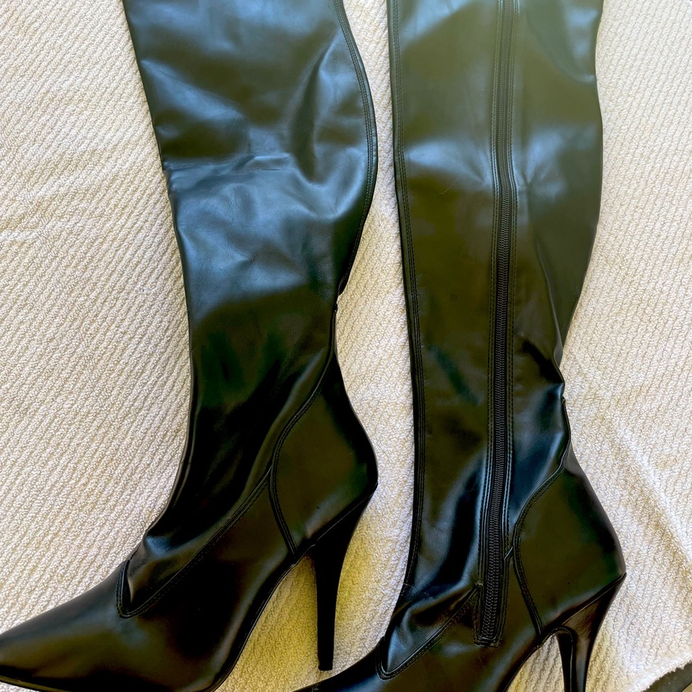 Black leather boots, size 8